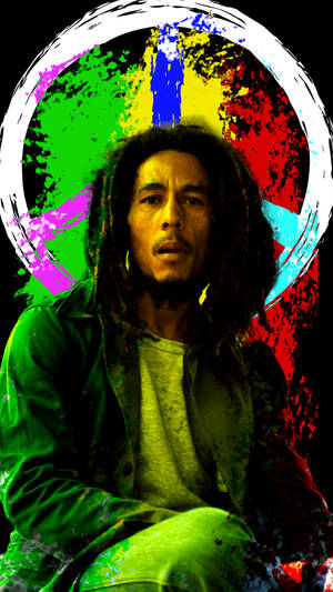 Bob Marley 留著辮子頭，站在色彩繽紛的和平標誌圖案前。