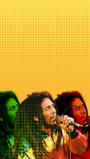 Bob Marley 留著雷鬼辮，拿著咪高峰，在黃色半色調背景前表演。
