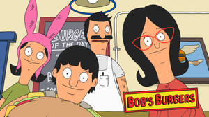 Bob's Burgers 一家人在他們的餐廳裡，與一個巨型漢堡和標誌牌。