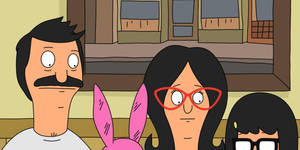 Bob Belcher 和他的家人在卡通客廳場景中。