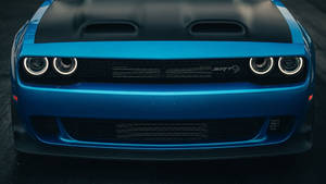 藍色 Dodge Challenger SRT 的前視圖，頭燈亮起。 — Dodge challenger GIF 壁紙