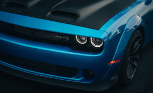 藍色 Dodge Challenger SRT 的特寫，帶有發光的頭燈。 — 螢光藍 GIF 壁紙