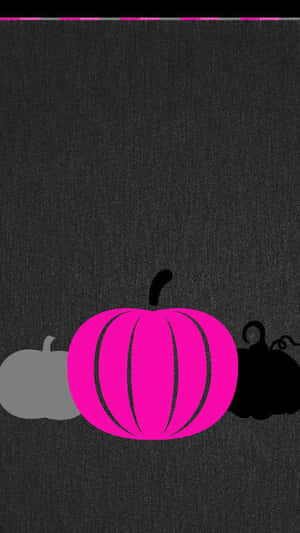 三個粉紅色、灰色和黑色的南瓜，位於深色紋理背景上。