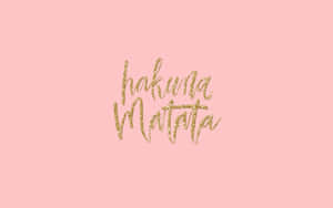 粉紅色背景上帶有金色閃亮文字，寫著 hakuna matata。