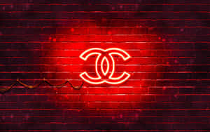 夜間在磚牆上發出紅光的霓虹燈 Chanel 標誌。