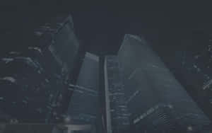 漆黑的都市天際線，高聳的玻璃摩天大樓在夜晚被發光的窗戶照亮。