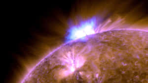 太陽耀斑從太陽表面爆發，帶有發光的等離子體。