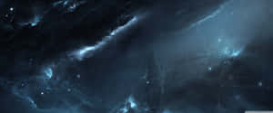 黑暗的宇宙星雲，帶有發光的藍色星團和旋轉的宇宙塵埃。 — 3440x1440 壁紙