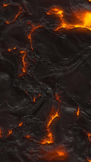 熔岩穿過深色火山岩噴發，帶有發光的橙色裂縫。 — 紅色山脈 壁紙