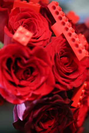 紅玫瑰與紅色LEGO積木混合在裝飾花束中。 — 小米Mix 壁紙