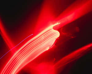 在黑暗背景下捕捉到的紅色光條運動。 — 抽象藝術 壁紙