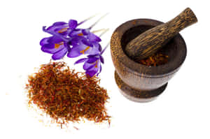紫色番紅花和藏紅花絲，配以木製研缽和研杵，置於白色背景上。 — 螢幕保護 壁紙