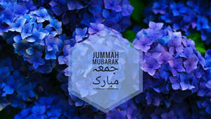 藍色繡球花帶有「Jummah Mubarak」文字疊加，用於伊斯蘭節日祝福。 — 火影忍者海報 壁紙