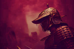 身穿金色鎧甲的武士戰士在黃昏煙霧彌漫的戰場上站立。