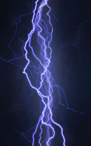 強烈的藍色閃電垂直劃過黑暗的暴風雨天空。
