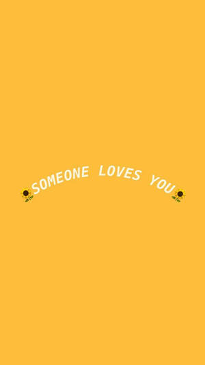 黃色背景，白色文字寫著「someone loves you」，兩側有向日葵。 — 窩心語錄 壁紙