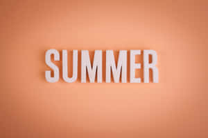 白色3D字母在桃色漸變牆上拼出「summer」。