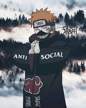 動漫角色穿著黑色斗篷，帶有「ANTI SOCIAL」文字，站在迷霧森林中。