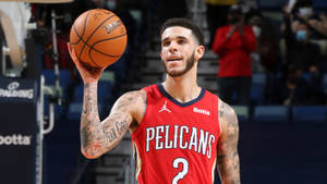 身穿紅色Pelicans球衣的籃球運動員比賽中持球