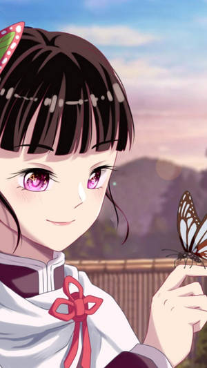 粉紅眼睛的動漫女孩在日落時捧著蝴蝶。 — 鬼滅之刃 壁紙