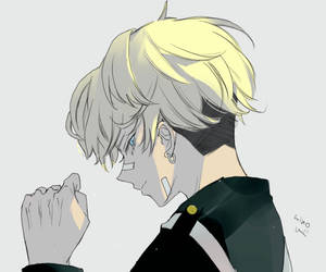 動漫男孩，銀色頭髮和藍色眼睛，以陰鬱姿勢握緊拳頭。