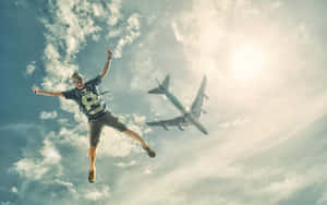 戴護目鏡的男子在飛機旁明亮的天空中跳躍