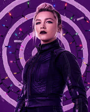 一位身穿紫色戰術服裝的女性，身後有彩色燈光旋轉。 — 復仇者聯盟標誌 壁紙