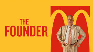 身穿米色西裝的男子自信地站在麥當勞標誌前，帶有「The Founder」文字。