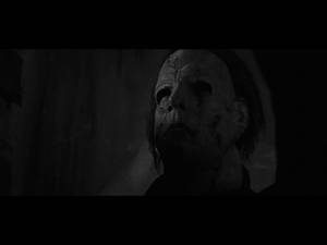 Michael Myers 在黑暗場景中戴著白色面具