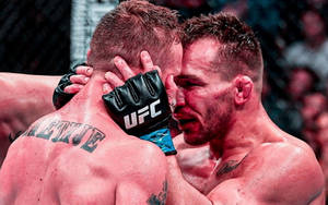 兩名MMA拳手在UFC八角籠內交戰。