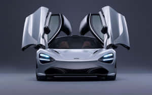 銀色McLaren跑車，鷗翼車門打開，在工作室燈光下。