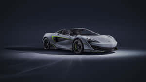 銀色McLaren跑車在工作室燈光下帶有綠色點綴 — 5120x2880 壁紙