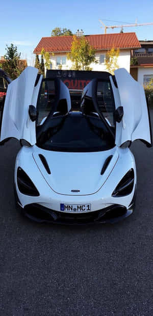 白色McLaren跑車打開鷗翼車門停泊在街上。 — 肖像 壁紙