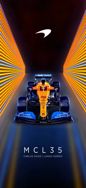 麥拿倫F1賽車在霓虹隧道中疾馳,車手雙臂伸展。