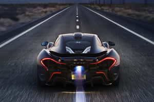 黑色McLaren P1在黃昏時分沿著沙漠高速公路飛馳，帶有發光的燈光。