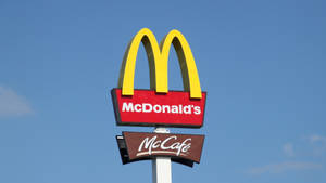 麥當勞和McCafe招牌在清澈的藍天下。 — 麥當勞 壁紙
