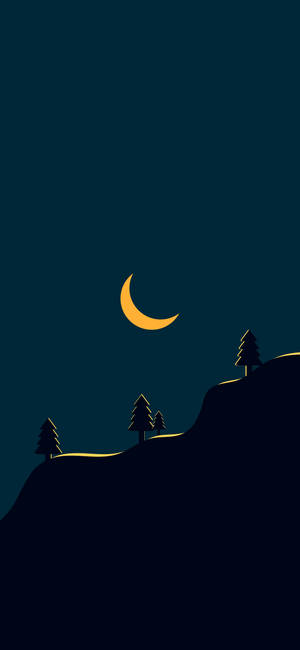 夜晚黑暗山丘上松樹之上的彎月。