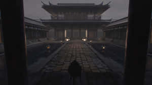 黃昏時分，一個人穿過霧氣瀰漫的庭院走向寺廟。 — 武士 壁紙