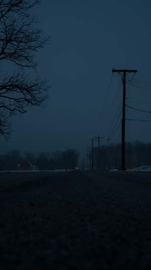 黃昏時分，一條積雪的鄉村道路，有紅色穀倉和電線。 — 夜空 壁紙