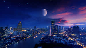 黃昏時分的城市天際線，月亮和星星在發光的建築物和河流之上。 — 夜景城市 壁紙
