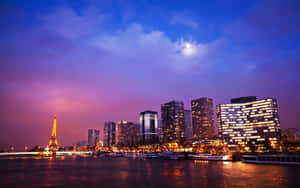 夜晚的巴黎城市景觀，艾菲爾鐵塔和燈火通明的建築物倒映在塞納河中。 — 月色夜空 壁紙