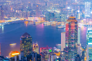 夜晚的香港天際線，燈火通明的建築和港灣燈光。 — 天際線 壁紙