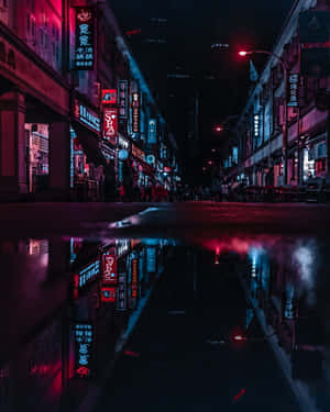 夜晚霓虹燈照亮的城市街道，水坑中倒影閃爍。