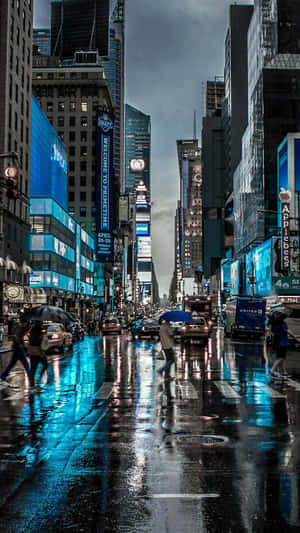 黃昏的時代廣場，雨景反射和發光廣告牌。 — 海浪 壁紙
