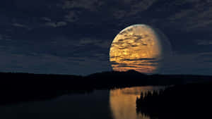 在繁星點點的夜空下，一輪巨大的發光月亮倒映在平靜的湖面上，四周環繞著黑暗的樹木。 — 月色夜空 壁紙