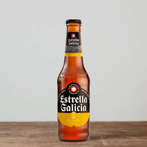 木桌上Estrella Galicia無麩質啤酒瓶