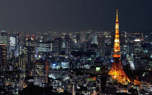 夜晚的東京鐵塔，背景有城市燈光