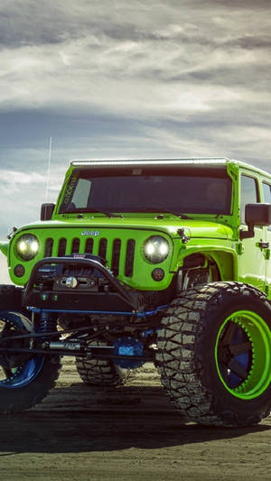 訂製青檸綠色Jeep Wrangler，在陰天下的泥土地形上配備大輪胎