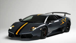啞黑色林寶堅尼 Murciélago SV 在攝影棚中帶有黃色條紋