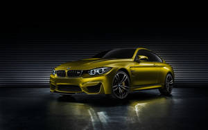 一輛金色BMW M4跑車在深色工作室中，帶有戲劇性燈光和反射地板。